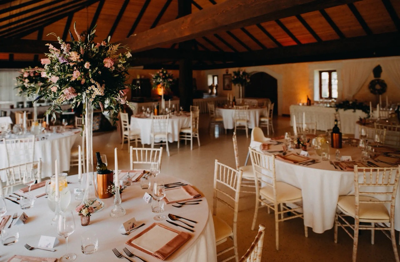 15 tipov na čarovné priestory na svadbu: Od vidieckych stodôl až po moderné hotely